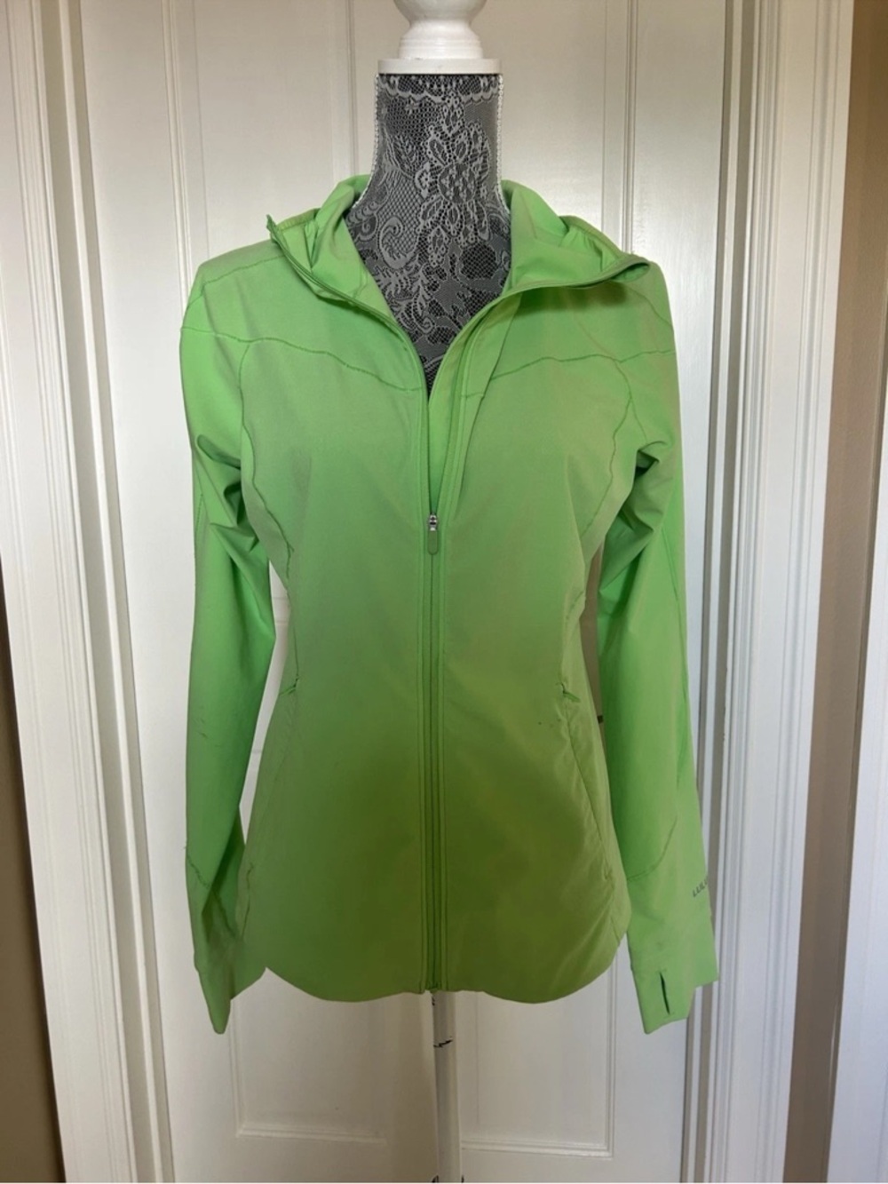 Lululemon Lime Green mist over windbreaker Women’s Hooded Jacket, 6